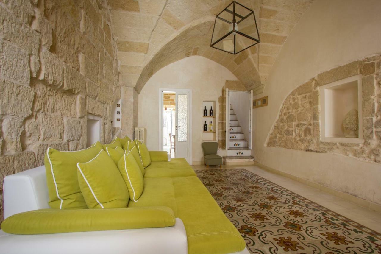 Explore The Historic City On Foot From An Old Town House Lecce Exterior photo