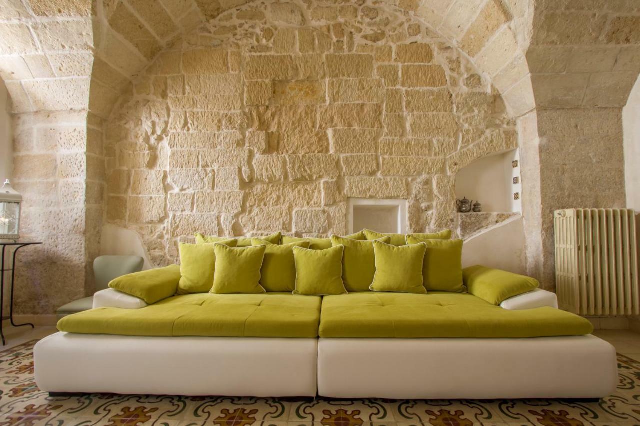 Explore The Historic City On Foot From An Old Town House Lecce Exterior photo