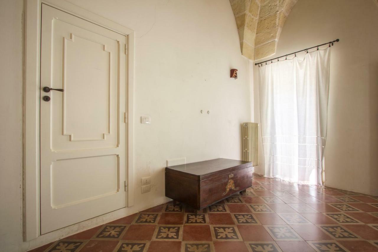 Explore The Historic City On Foot From An Old Town House Lecce Exterior photo