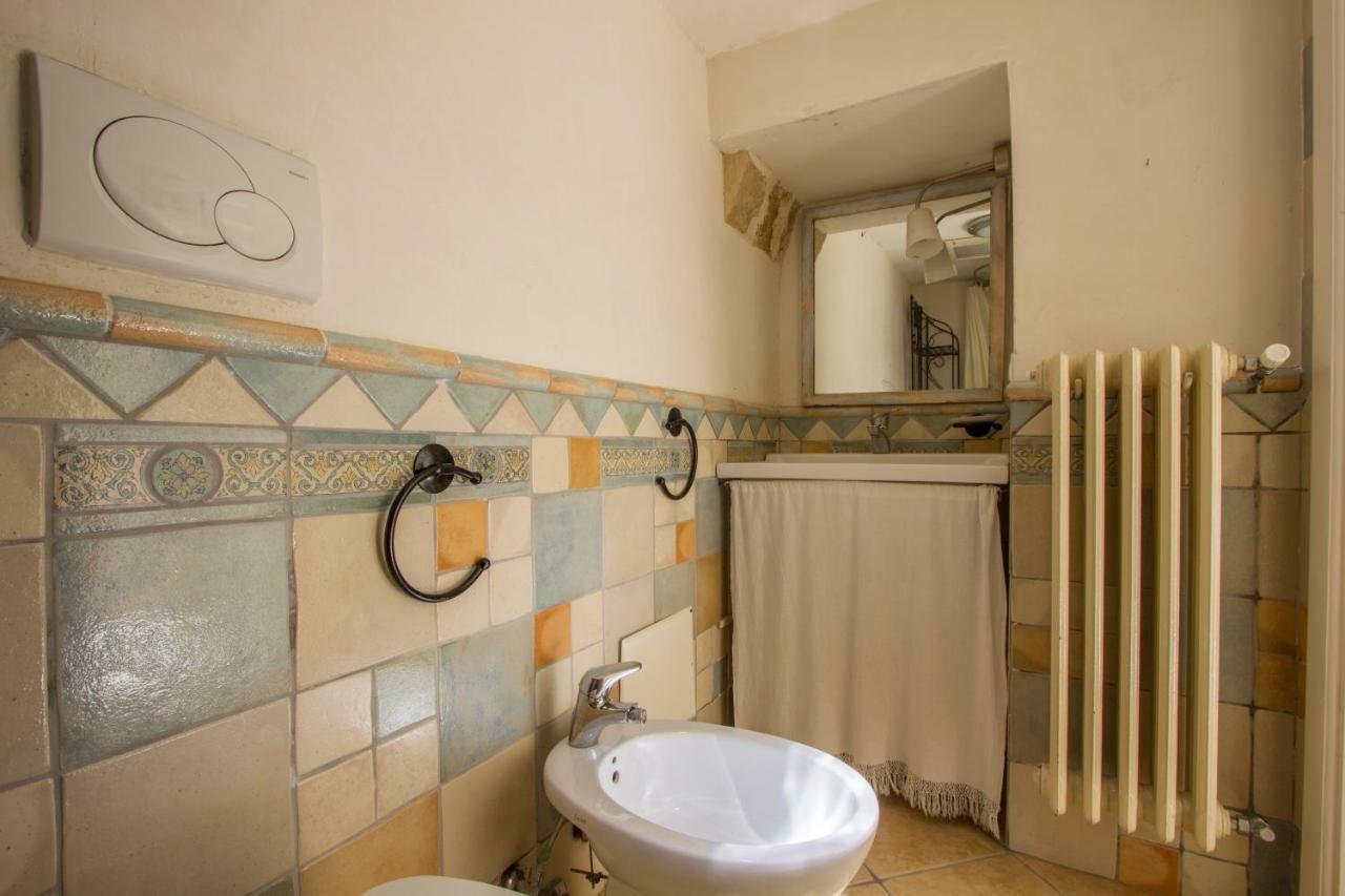Explore The Historic City On Foot From An Old Town House Lecce Exterior photo