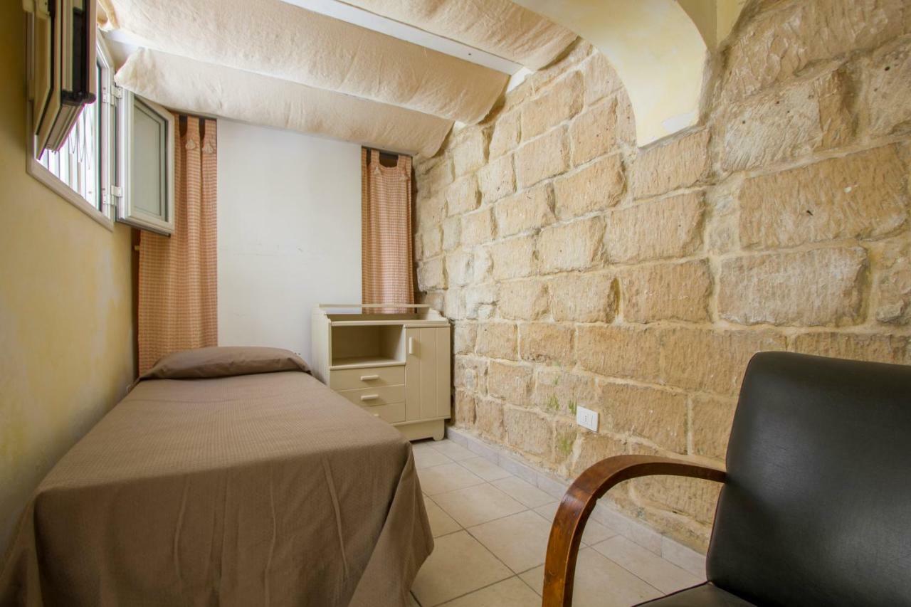 Explore The Historic City On Foot From An Old Town House Lecce Exterior photo
