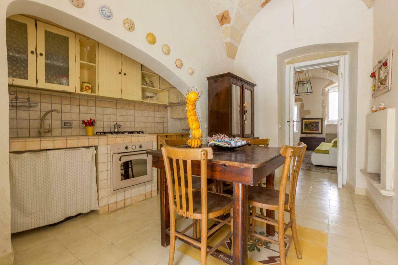 Explore The Historic City On Foot From An Old Town House Lecce Exterior photo